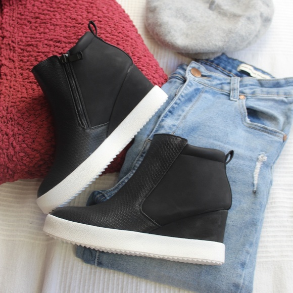 🆕//Fall Favorite Collection// Black wedge sneaker - Picture 7 of 7